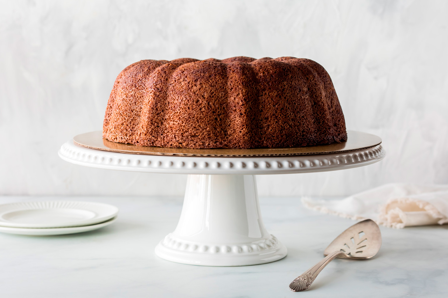 tipos-de-bolos-de-chocolate-para-confeitarias-bolo-simples-fofinho-sobre-suporte-branco