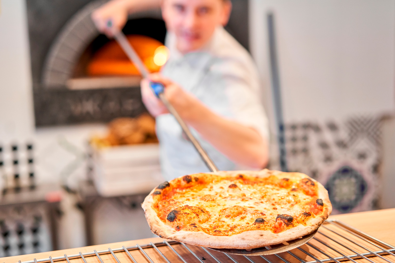 tipos-de-pizza-pelo-brasil-pizzaiolo-desforado-em-frente-forno-de-pedra-pizza