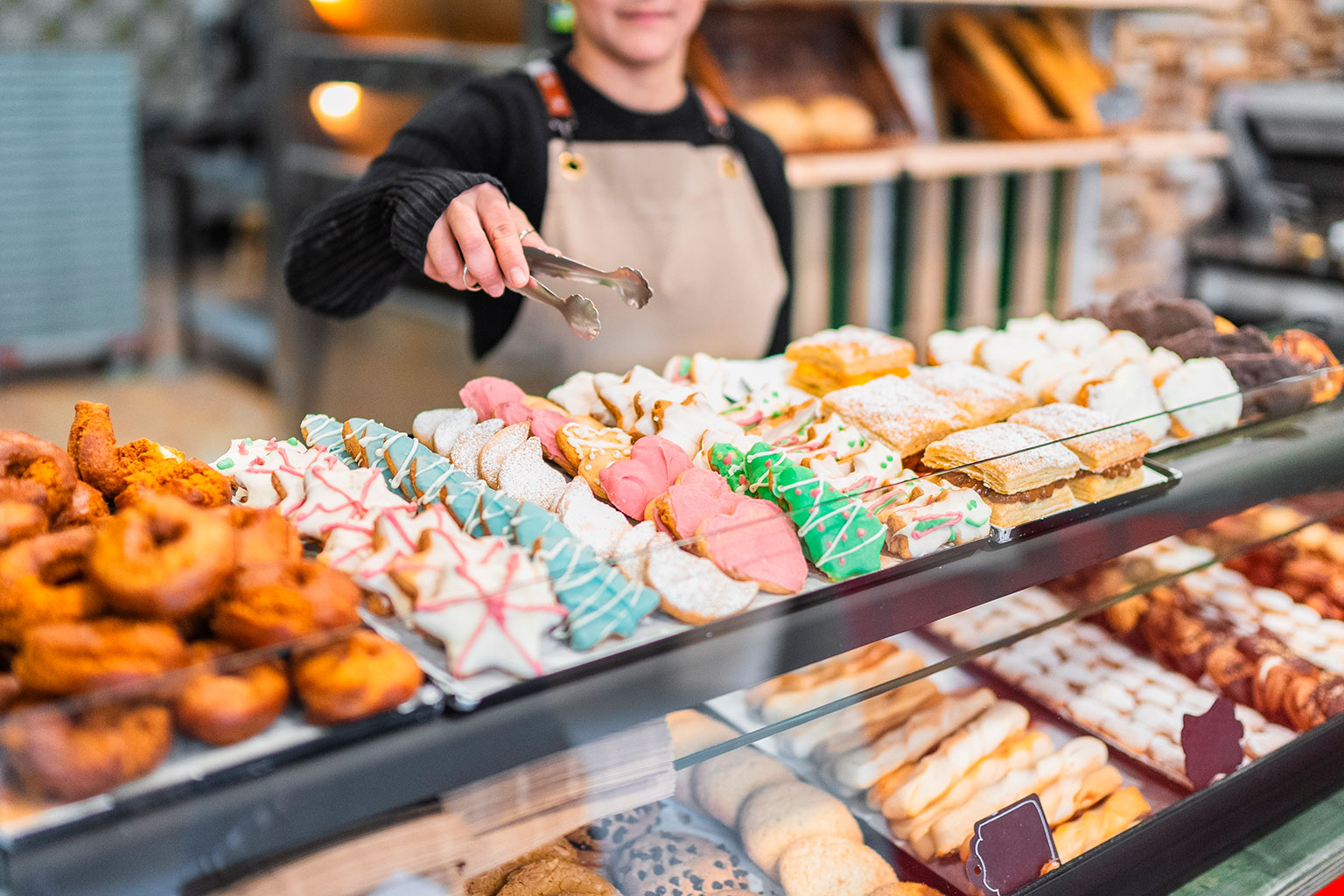 doces-de-fim-de-ano-na-vitrine-confeitaria-padaria